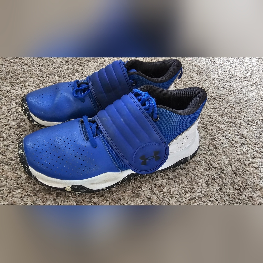 Boys basketball shoes size 7